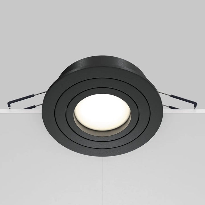 Spot encastrable rond atom en finition mate noire avec anneaux concentriques autour de l ampoule gu10 orientable