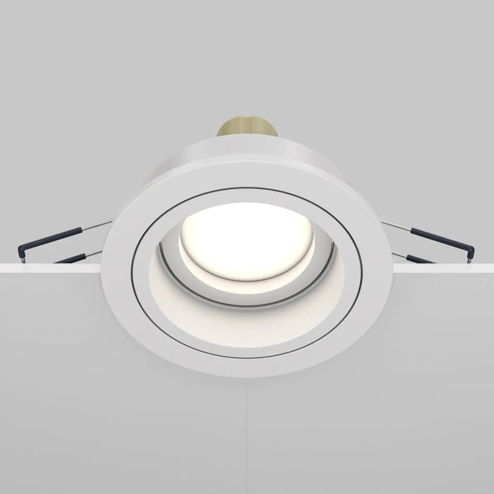 Spot encastrable atom avec tête pivotante noire et base dorée pour faux plafond en éclairage design rond