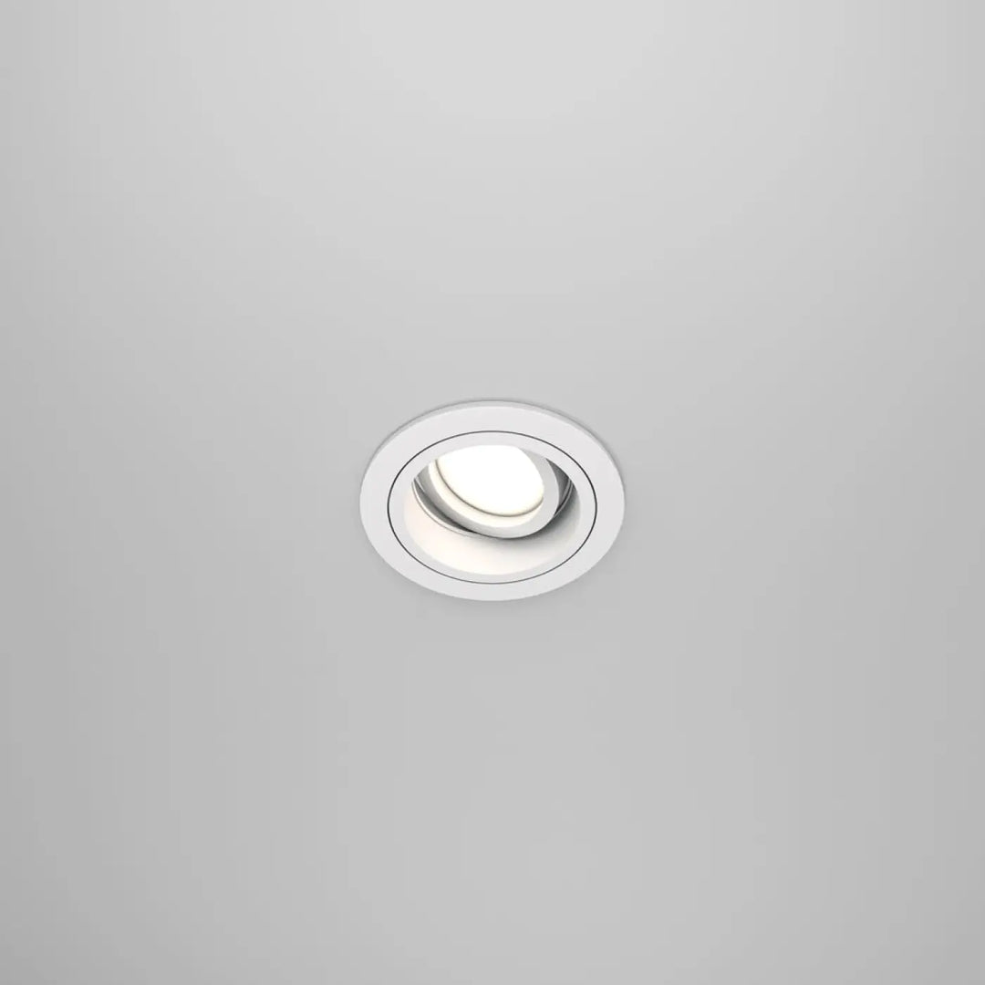 Spot encastrable atom rond en retrait avec tête pivotante, finition métallique moderne pour faux plafond blanc