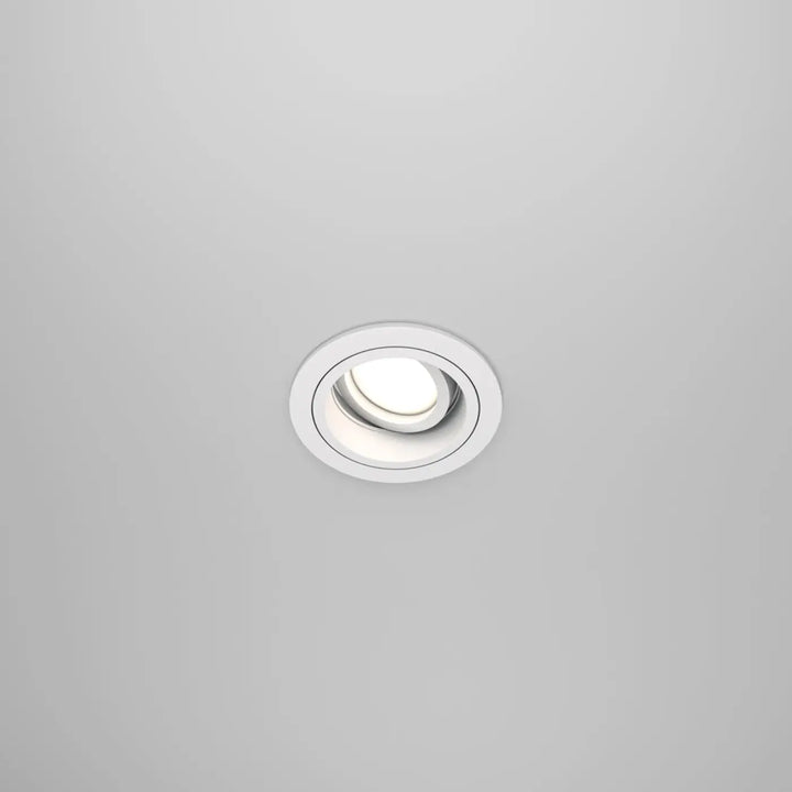 Spot encastrable atom rond en retrait avec tête pivotante, finition métallique moderne pour faux plafond blanc