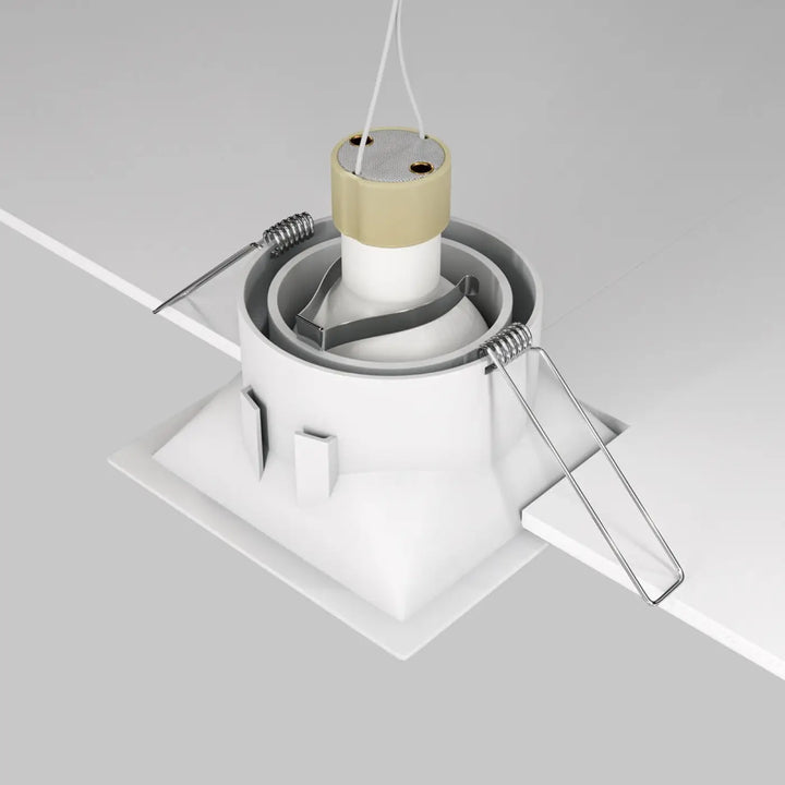 Spot encastrable dot carré avec cône profond blanc et composant haut-parleur beige et argenté sur le dessus