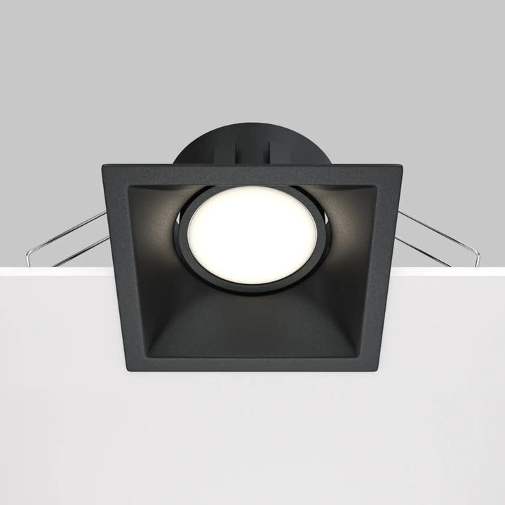 Spot encastrable dot carré noir avec led blanche circulaire et cône profond pour un éclairage moderne
