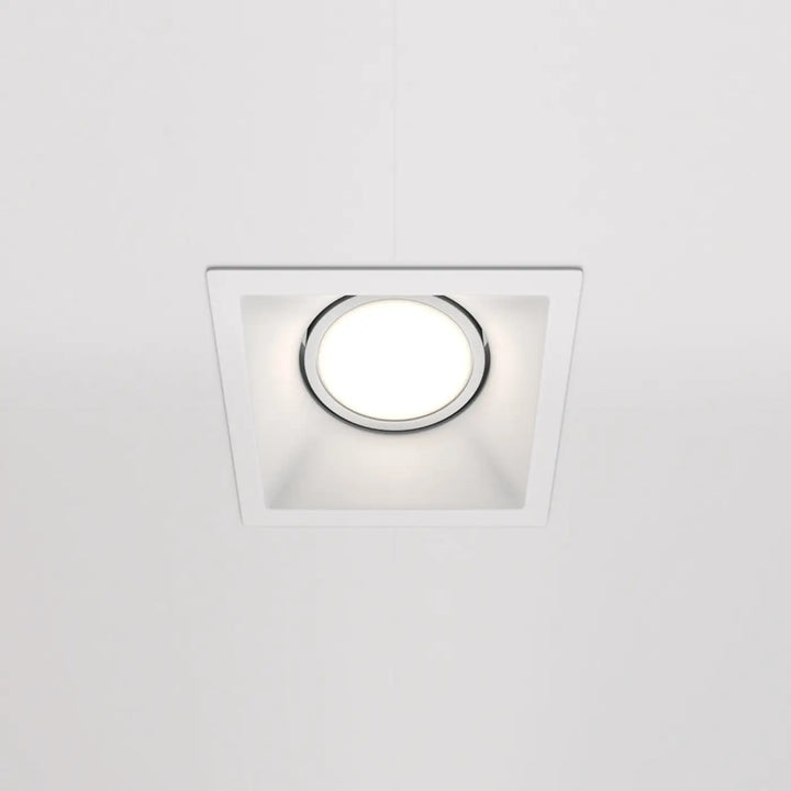 Spot encastrable dot carré blanc moderne avec cône profond et éclairage uniforme et lumineux chrome circulaire
