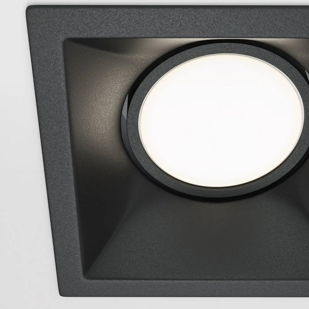 Spot encastrable dot carré avec centre lumineux blanc circulaire et cône profond pour éclairage encastré moderne