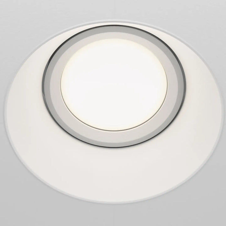 Spot encastrable dot avec design circulaire blanc et anneau métallique argenté autour du centre lumineux moderne