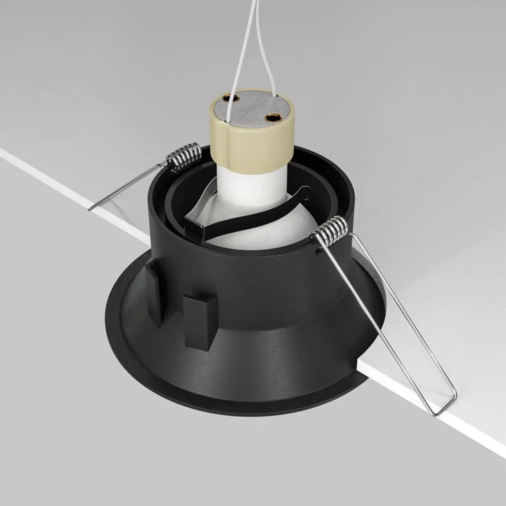 Spot encastrable dot rond avec composant interne beige et blanc et finition noire pour éclairage intégré moderne