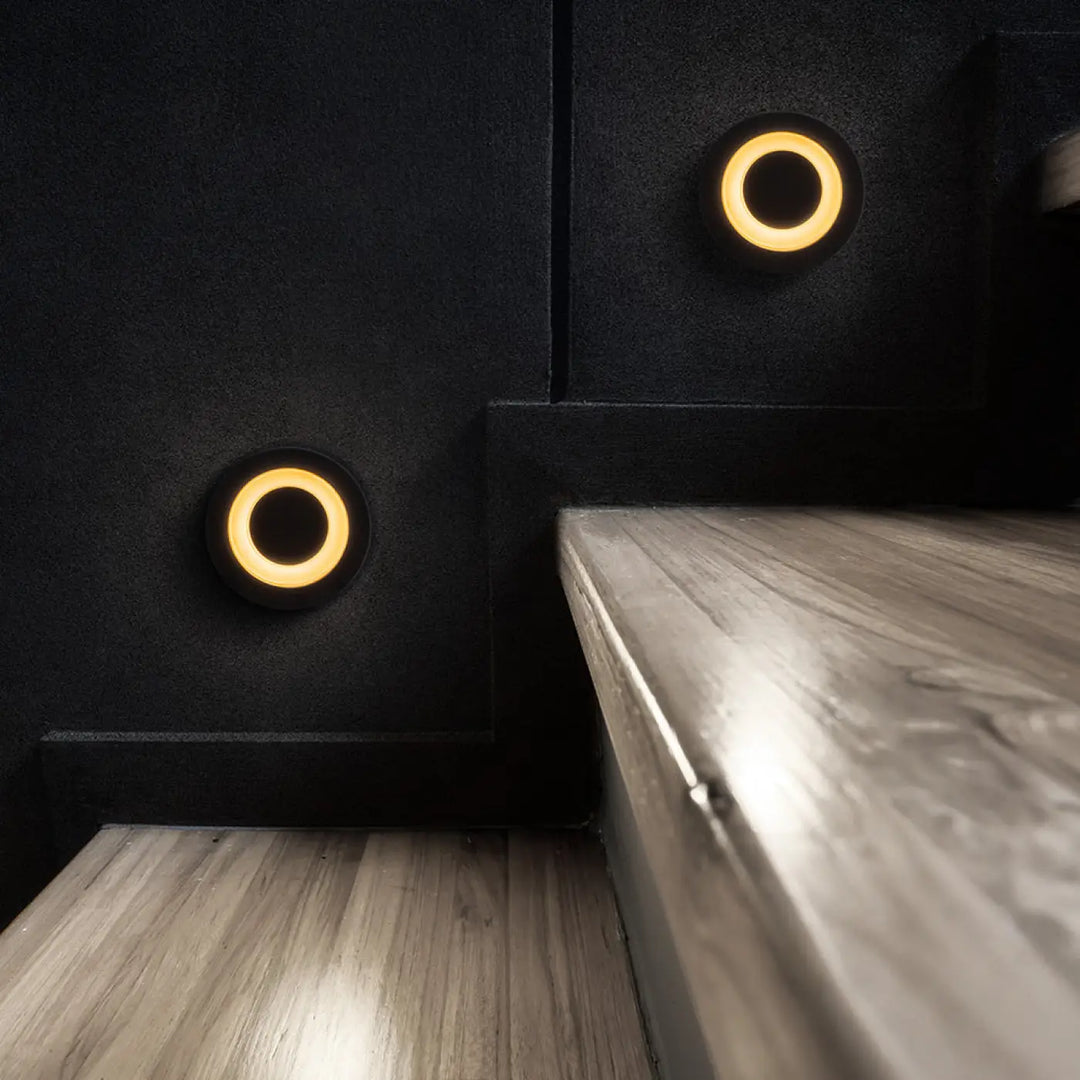 Deux spots encastrables limo led indice ip65 à lumière chaude intégrés dans des panneaux muraux texturés foncés