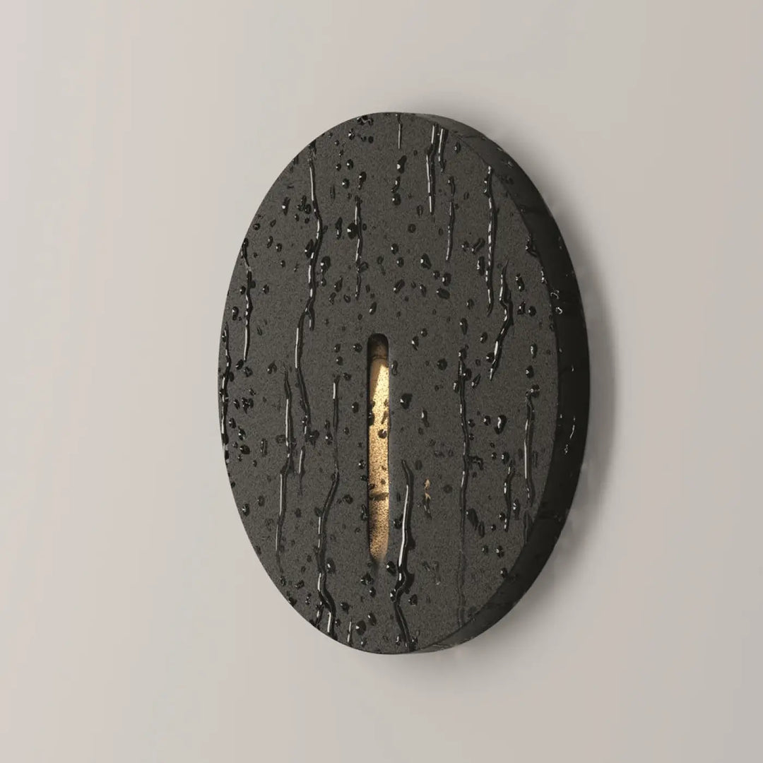 Balise ronde luminaire extérieur encastrable lock led noir ovale avec surface texturée et bande lumineuse dorée verticale