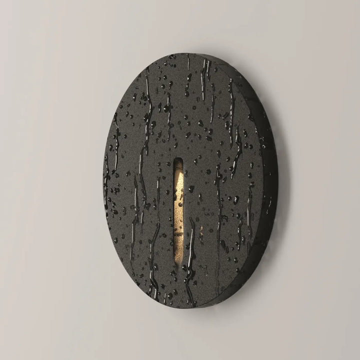 Balise ronde luminaire extérieur encastrable lock led noir ovale avec surface texturée et bande lumineuse dorée verticale