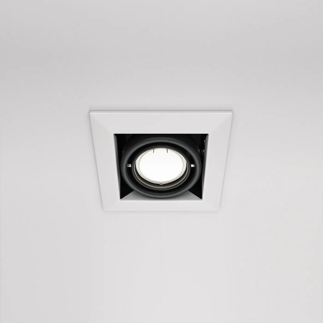 Spot metal modern carré lumière encastrée carrée blanche avec trim circulaire acier noir et ampoule allumée