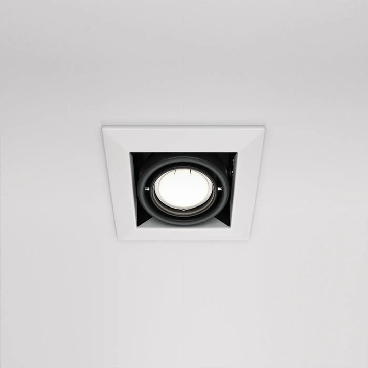Spot metal modern carré lumière encastrée carrée blanche avec trim circulaire acier noir et ampoule allumée