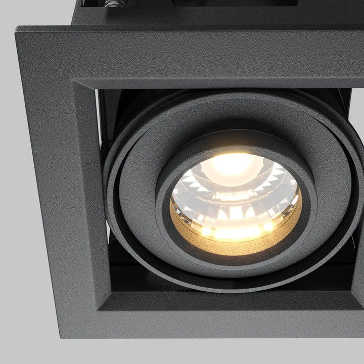 Spot metal modern led carré noir avec finition texturée et éclairage chaud focalisé pour un éclairage moderne led