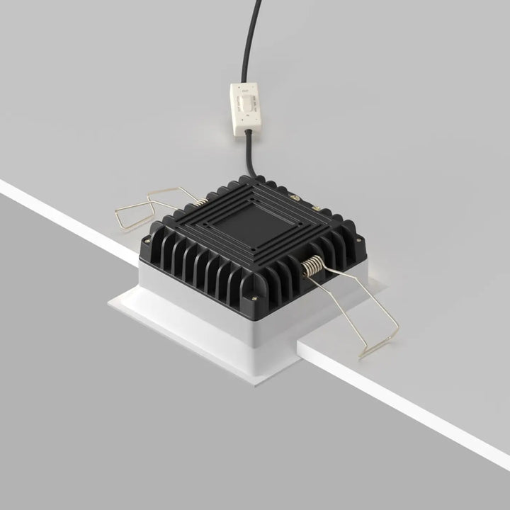 Spot panneau carré led encastré noir avec base acier blanc et ailettes dissipatrices indice ip44