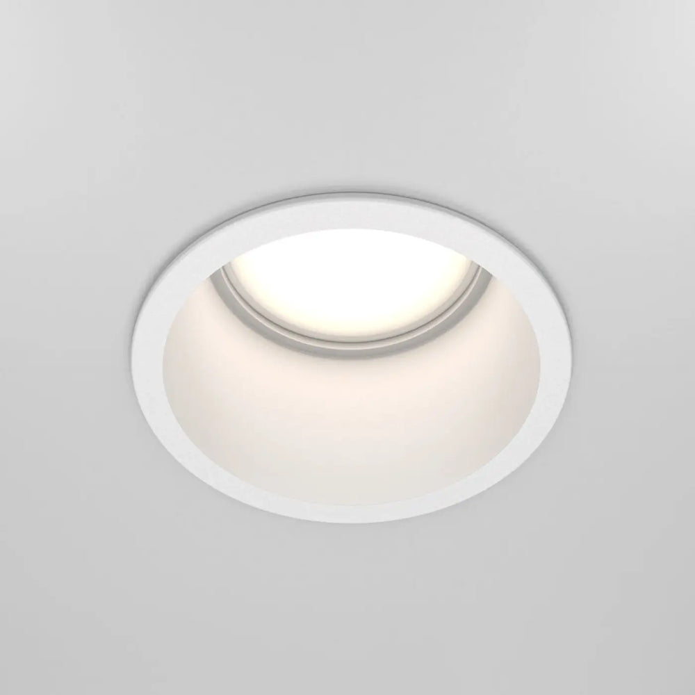 Spot encastrable reif blanc avec collerette fine et ampoule gu10 à lumière douce diffusée circulaire