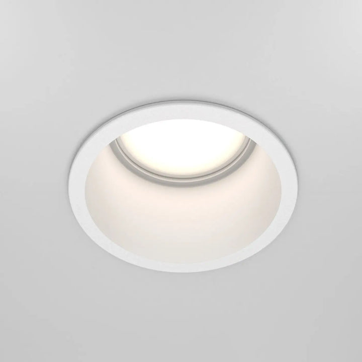Spot encastrable reif blanc avec collerette fine et ampoule gu10 à lumière douce diffusée circulaire
