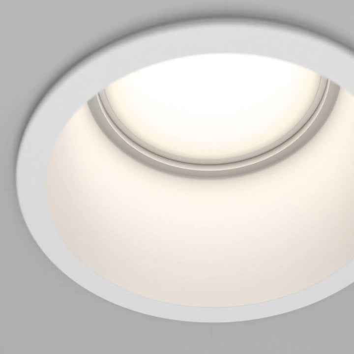 Spot encastrable reif blanc avec collerette fine et ampoule gu10 pour un éclairage doux et moderne encastré au plafond