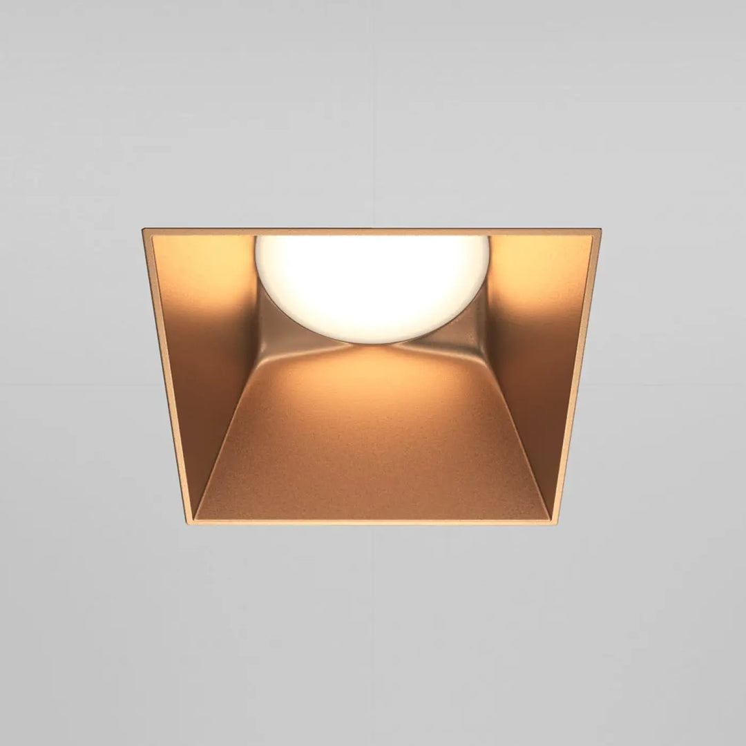 Spot | share carré plafond encastré carré finition dorée avec touche précieuse en acier doré et ampoule blanche douce