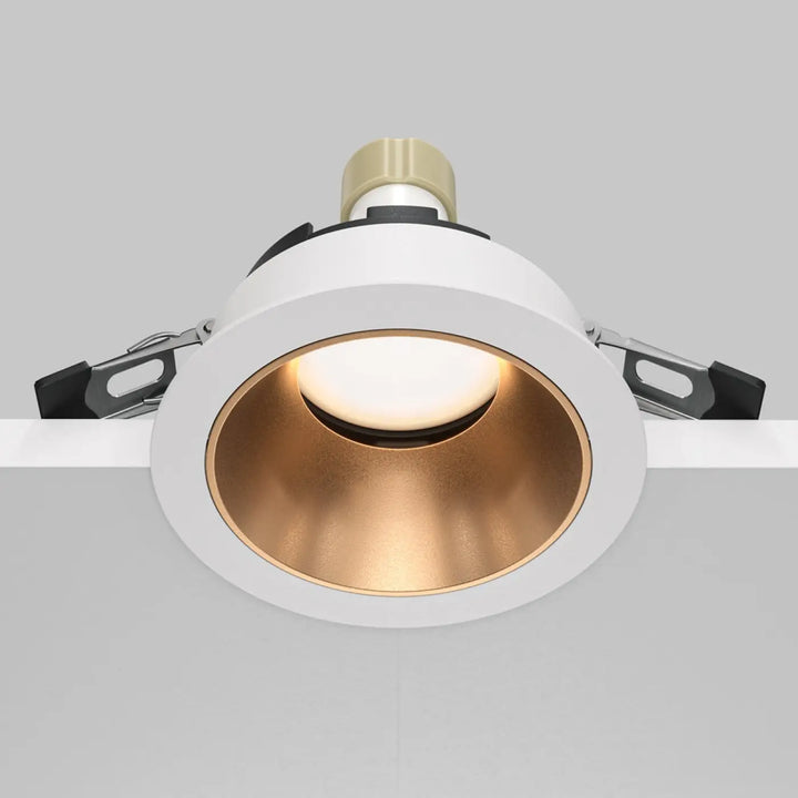 Spot encastré blanc et or avec enjoliveur noir et culot gu10 au design moderne et épuré recessed ceiling light