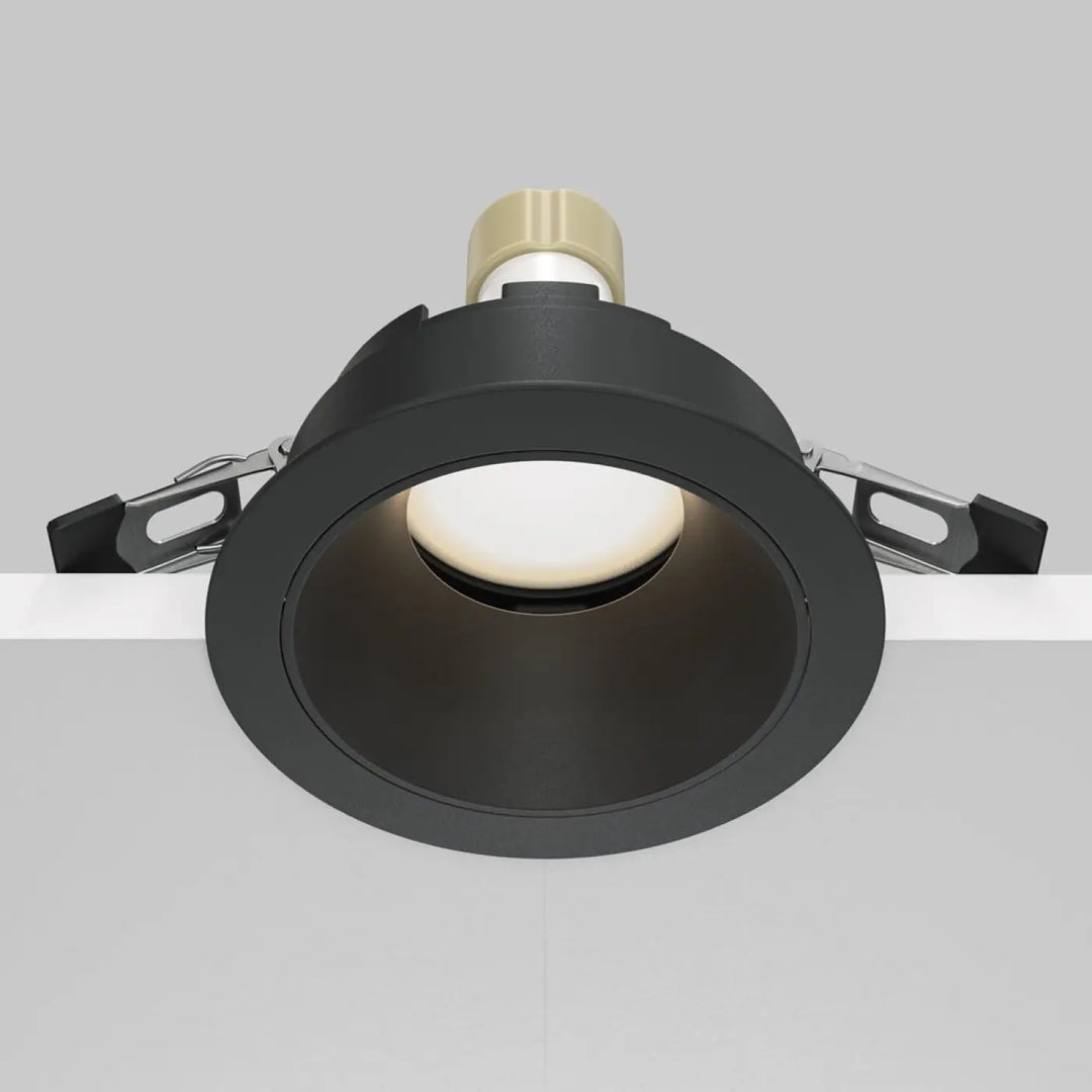Spot encastré avec enjoliveur noir mat et culot gu10 avec supports de fixation ajustables
