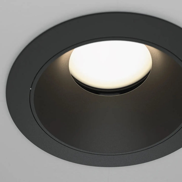 Spot encastré avec enjoliveur noir en finition mate et culot gu10 équipé dampoule led blanche douce