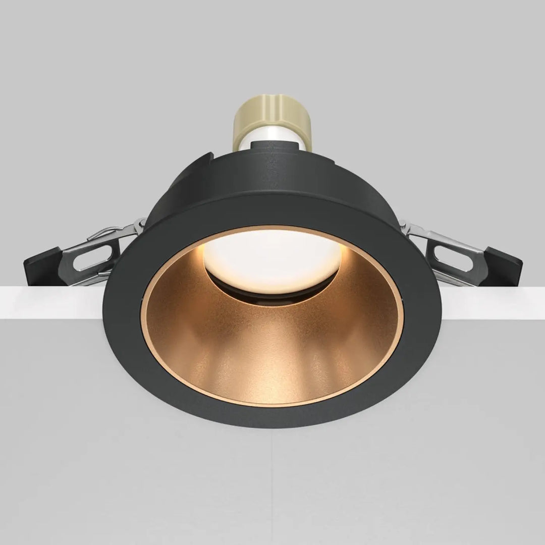 Spot encastré noir et or avec enjoliveur noir et culot gu10 pour un éclairage moderne et élégant