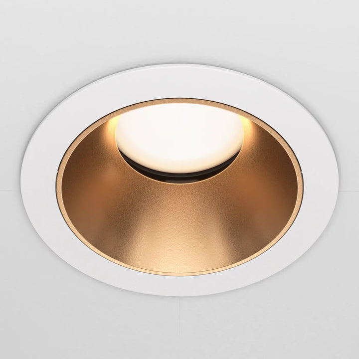 Spot encastré blanc et or avec enjoliveur noir et culot gu10 au design moderne et élégant