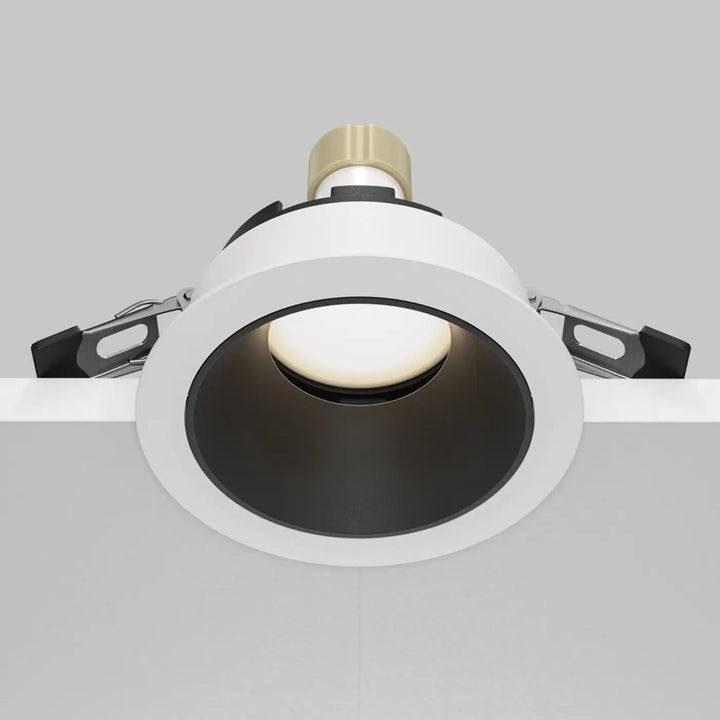 Spot encastré share avec enjoliveur noir et culot gu10 blanc et noir à base dorée pour éclairage design