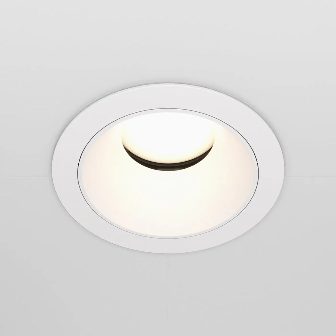 Spot encastré blanc avec enjoliveur noir circulaire et illumination douce culot gu10 pour plafond recessé