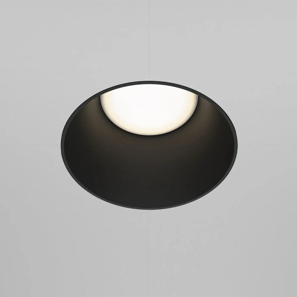 Spot encastré share noir avec lumière centrale blanche chaude pour un éclairage moderne et élégant