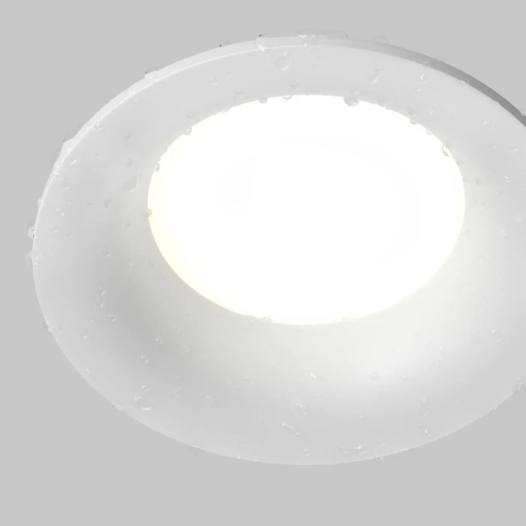 Spot encastré blanc rond discret avec diffuseur en verre dépoli pour éclairage général plafond encastré
