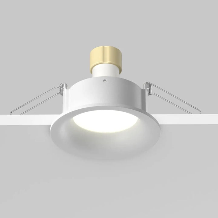 Spot encastré rond discret blanc avec collier de montage doré et clips métalliques pour éclairage général