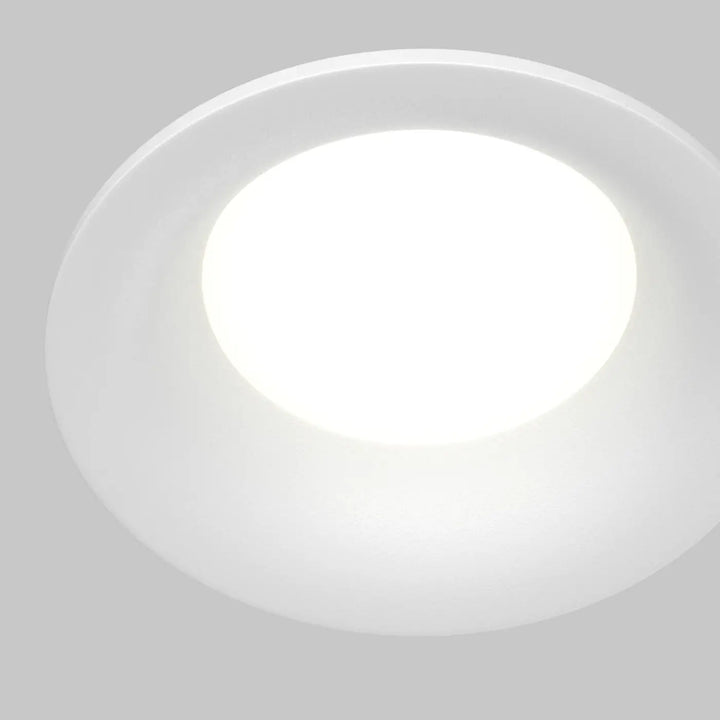 Spot encastré rond discret blanc avec design lisse moderne pour éclairage général en plafond