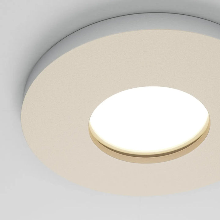 Spot stark encastré faible profondeur avec diffuseur blanc élégant et finition or subtil pour éclairage moderne