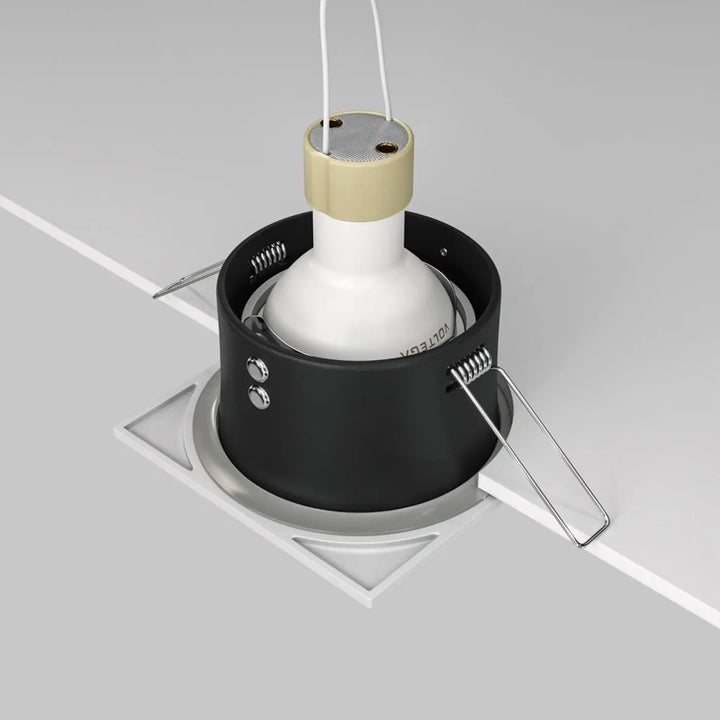 Spot encastré zoom carré étanche en acier noir avec capuchon supérieur en maille beige pour éclairage plafond