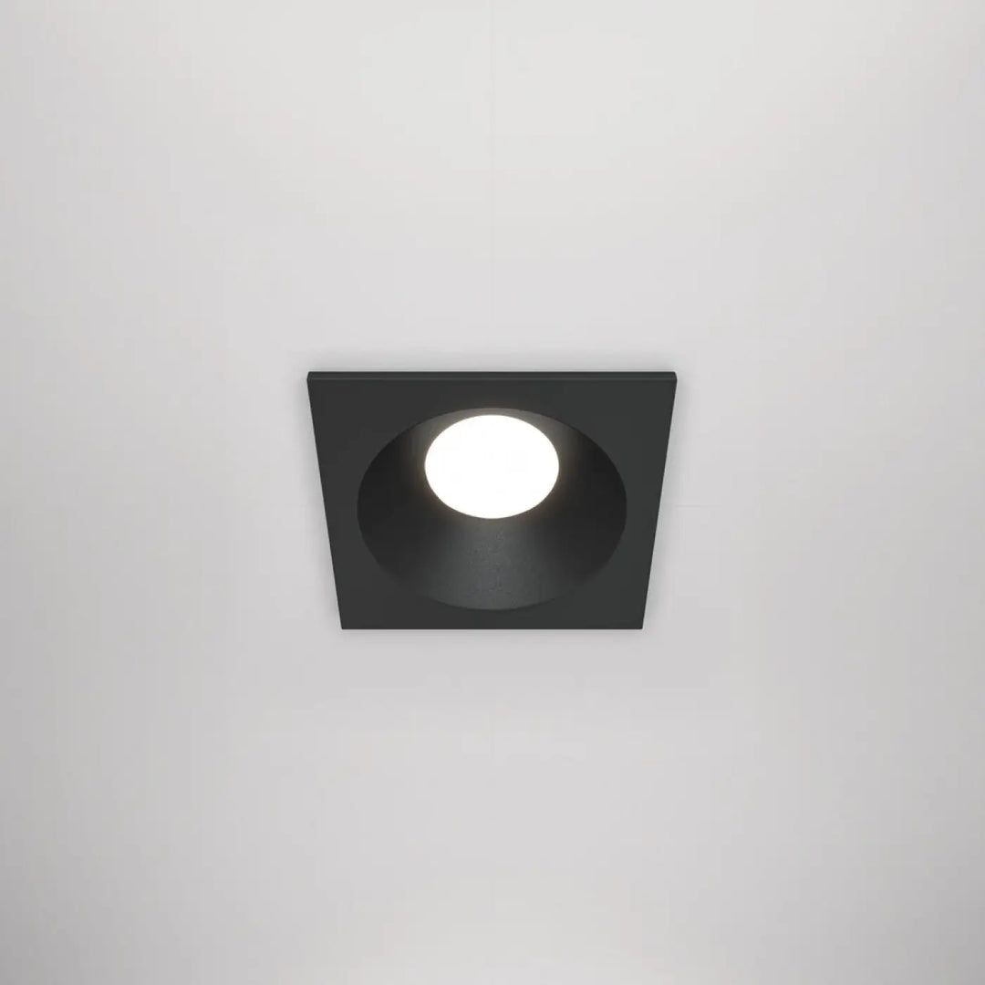 Spot encastré zoom carré étanche en acier noir avec éclairage circulaire blanc encastré au plafond