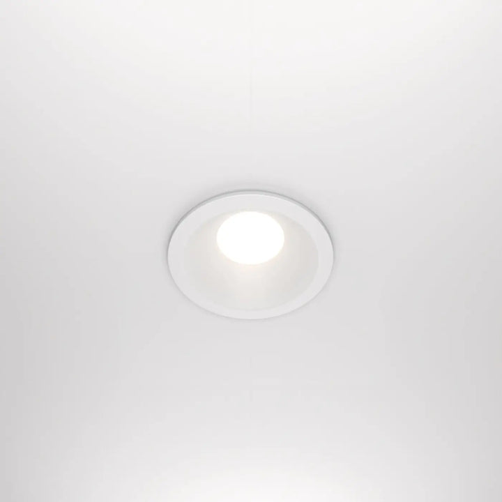 Spot zoom blanc encastré en plafond avec éclairage diffus doux et design circulaire affleurant