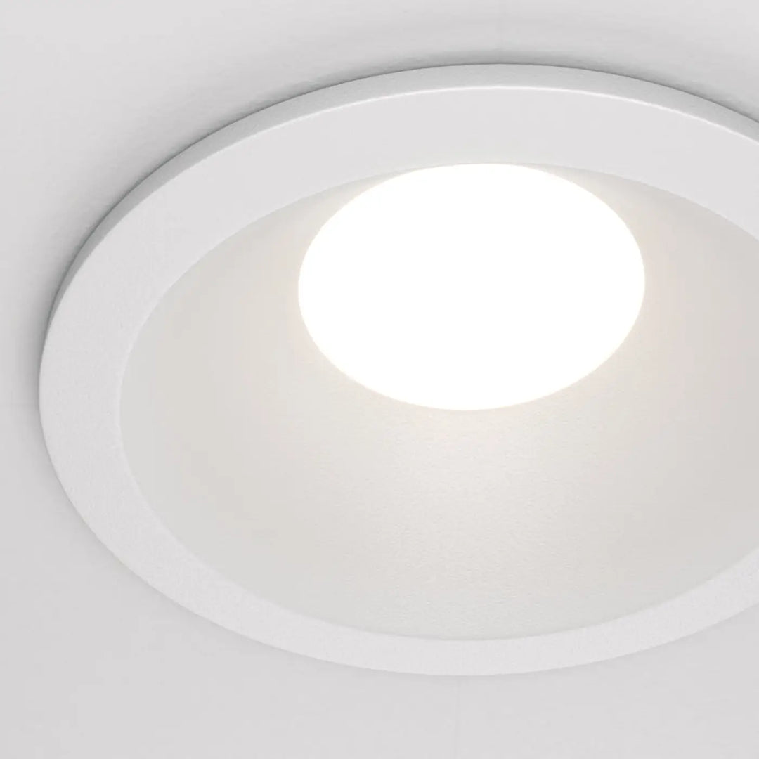 Spot zoom blanc encastré en plafond avec design moderne lisse pour éclairage discret et élégant