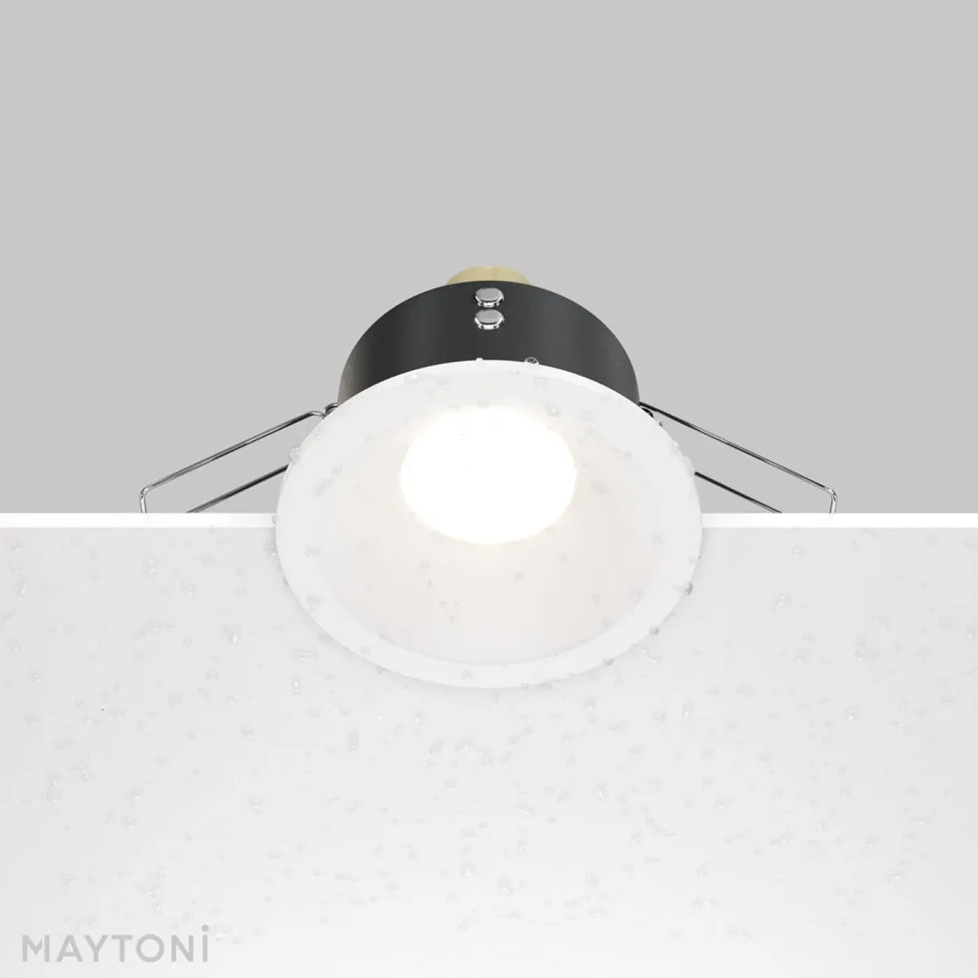 Spot encastré zoom blanc avec bague de fixation noire et support en fil chrome pour plafond encastré