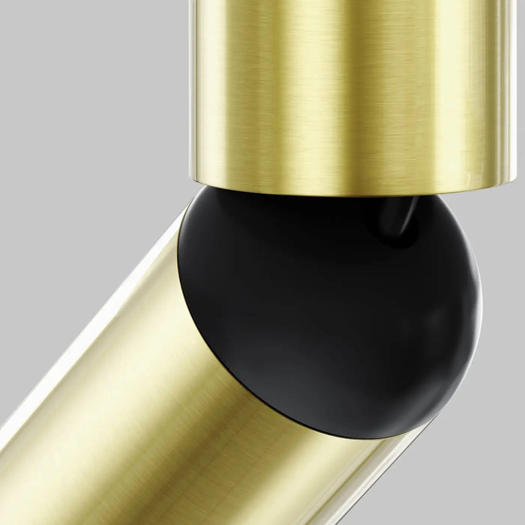 Spot focus lamp en laiton doré avec joint sphérique noir mat tête directionnelle et tube fin élégant