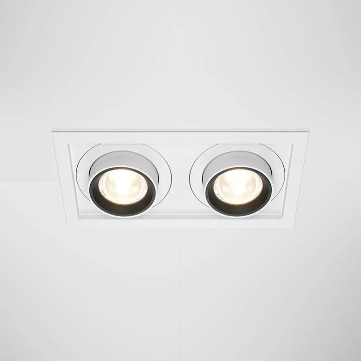 Spot hidden led rétractable en acier noir avec deux spots ronds chromés émettant une lumière chaude encastrée