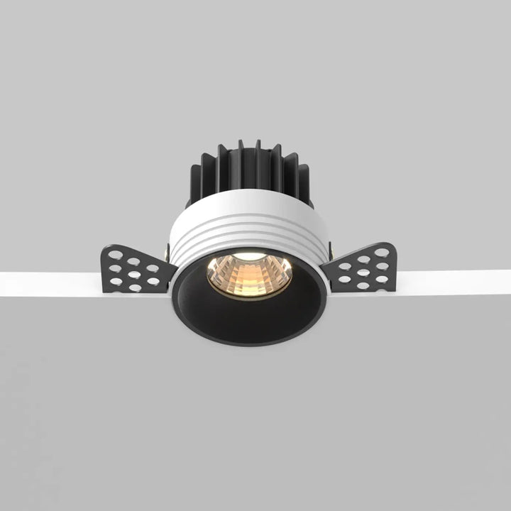 Spot led encastré blanc chaud round compact avec design encastré et dissipateur thermique à ailettes noir et blanc