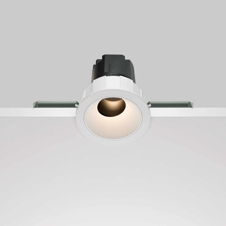Spot led encastré orientable spot wise avec led intégrée blanc et base noire éclairage chaud et focalisé
