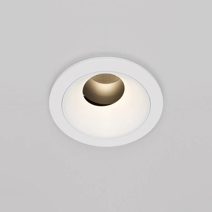 Spot led encastré blanc orientable avec lentille perforée dorée et led intégrée modèle spot | wise