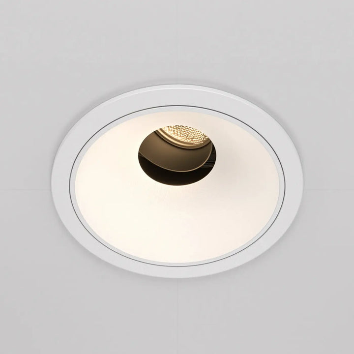 Spot led encastré spot wise orientable avec led intégrée dorée et diffuseur dépoli blanc encastré au plafond