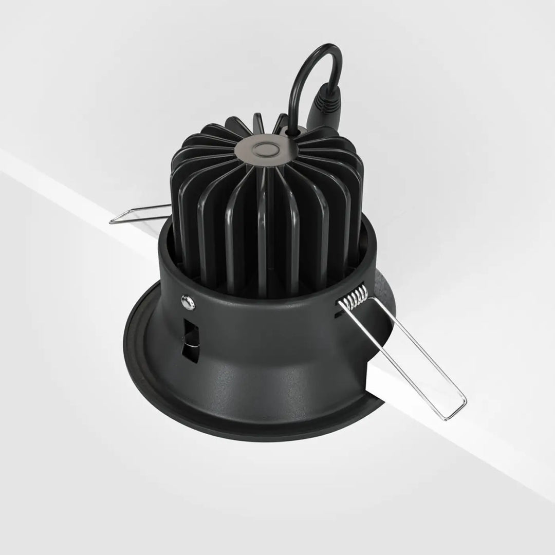 Spot yin led intégrée avec dissipateur thermique côtelé noir et clips ressort métalliques pour blanc chaud