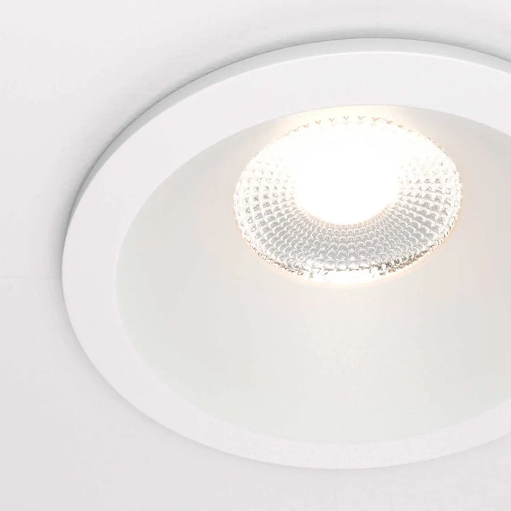 Spot led encastré blanc chaud avec lentille claire texturée et indice ip65 modèle zoom intégrée