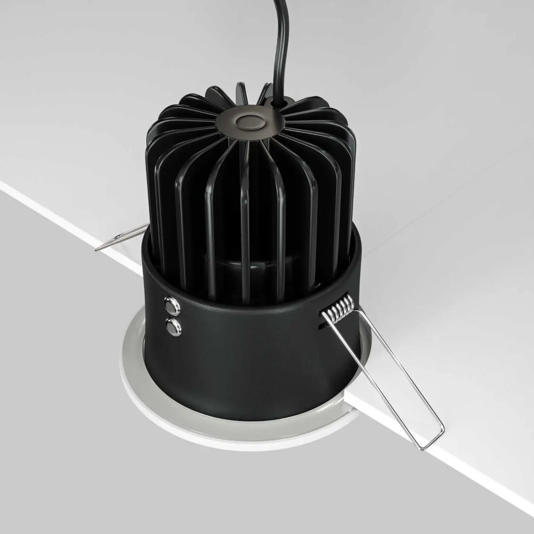 Spot led encastré zoom avec dissipateur thermique nervuré noir et fixation argentée indice ip65 blanc chaud