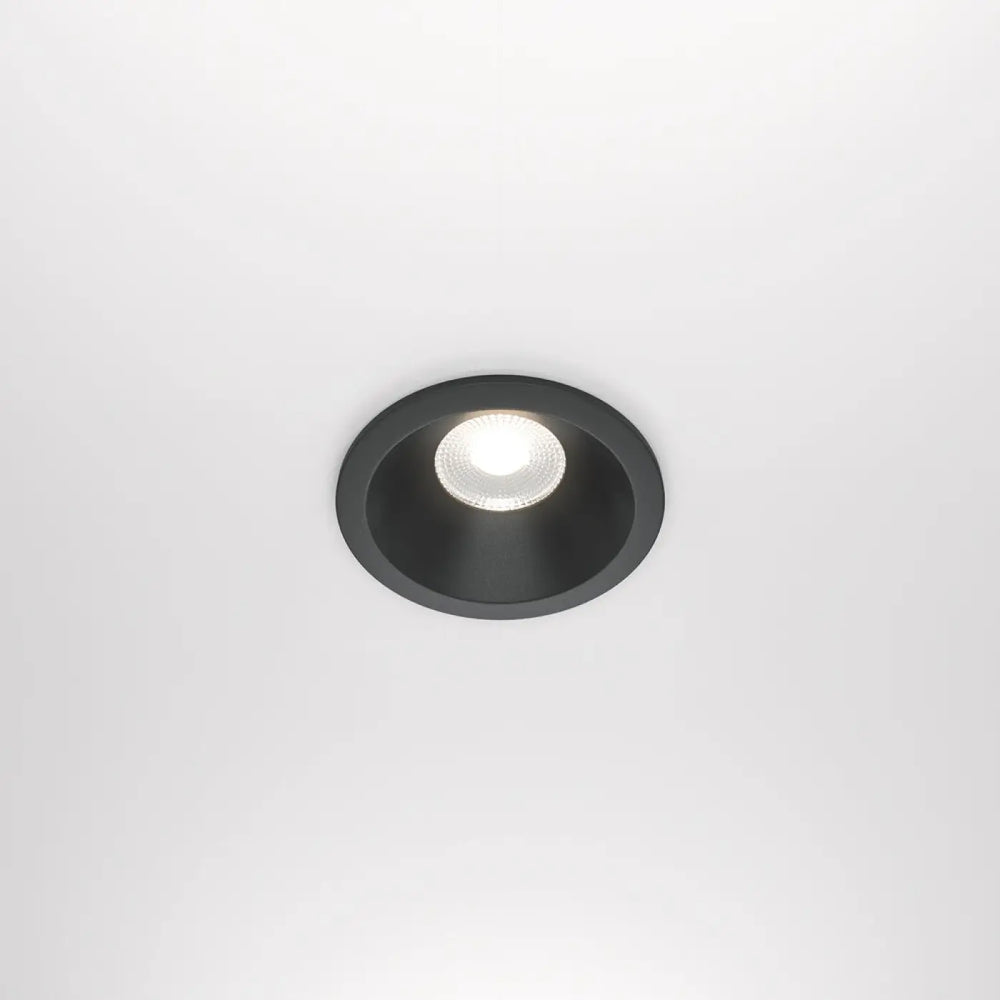 Spot led encastré zoom avec boîtier circulaire noir mat et led blanc chaud intégré avec indice ip65