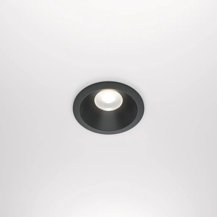Spot led encastré zoom avec boîtier circulaire noir mat et led blanc chaud intégré avec indice ip65