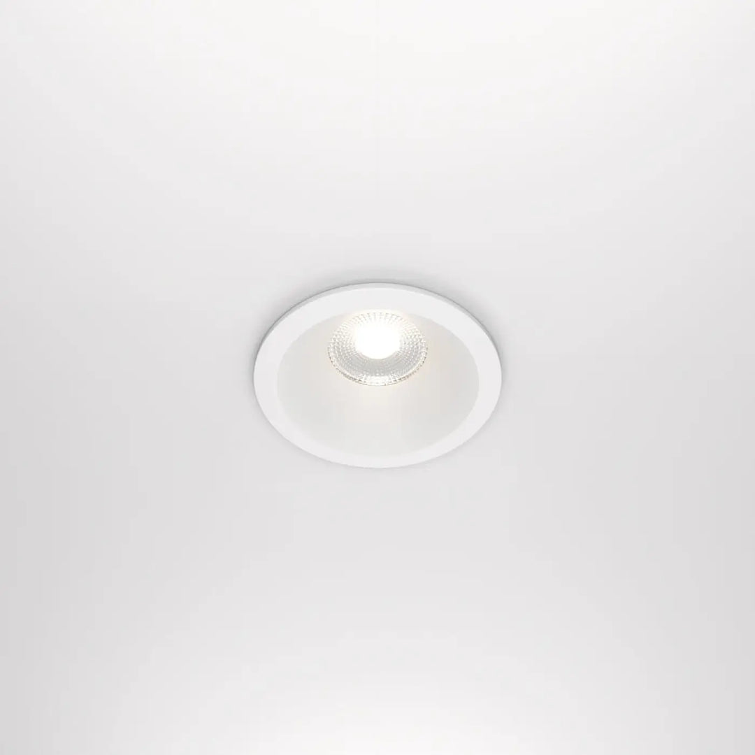 Spot led encastré blanc chaud avec design circulaire minimaliste et lentille en verre dépoli indice ip65